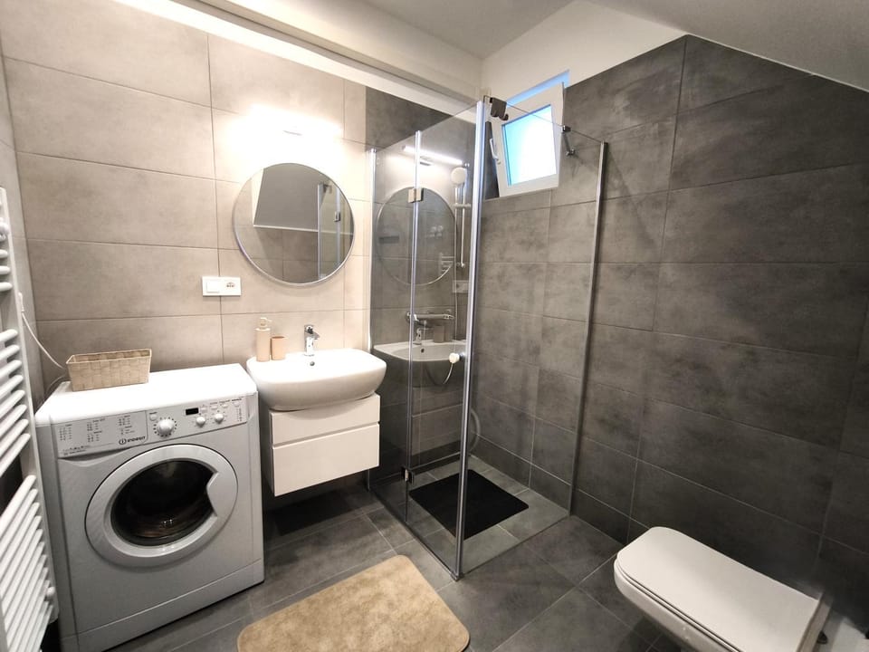 Shower, Toilet, Bathroom, washing machine