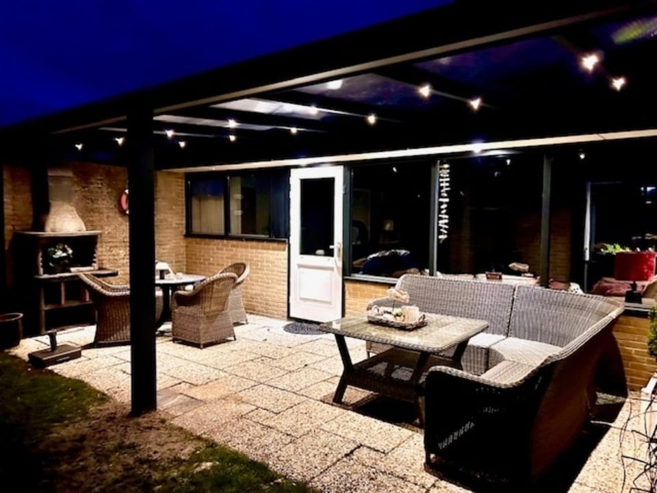 Ruhiger Nr 142 Bungalow, Strandnah mit großen, uneinsehbaren Garten, Terrassenüberdachung House in Callantsoog