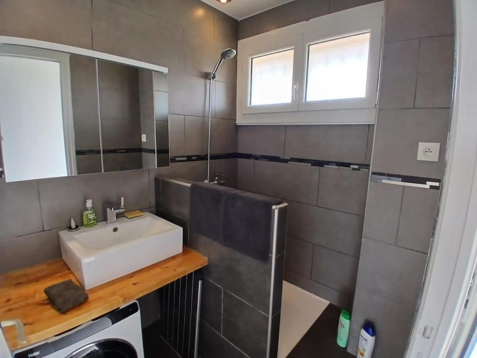 6 Person Beachfront Duplex Wifi Parking Apartment in Fleury
