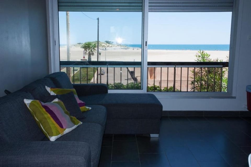 6 Person Beachfront Duplex Wifi Parking Apartment in Fleury
