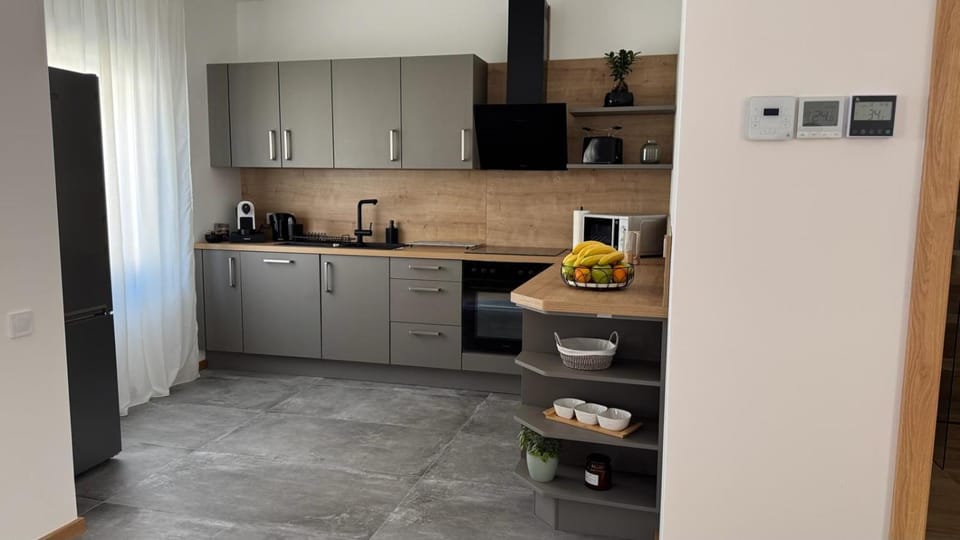 Coffee/tea facilities, Kitchen or kitchenette, oven, stove, toaster