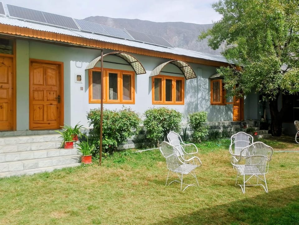 Property building, Day, Garden, Garden view