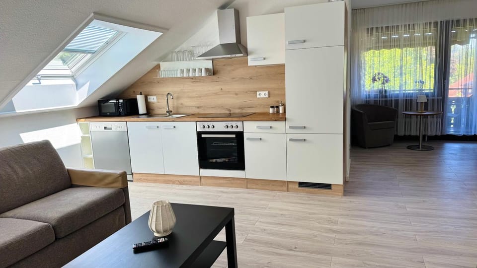 Coffee/tea facilities, Kitchen or kitchenette, Dining area, dishwasher, oven, stove, toaster