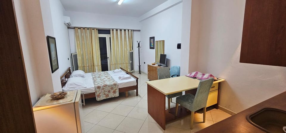 Bed, TV and multimedia, Living room, Photo of the whole room, Seating area, Bedroom, towels