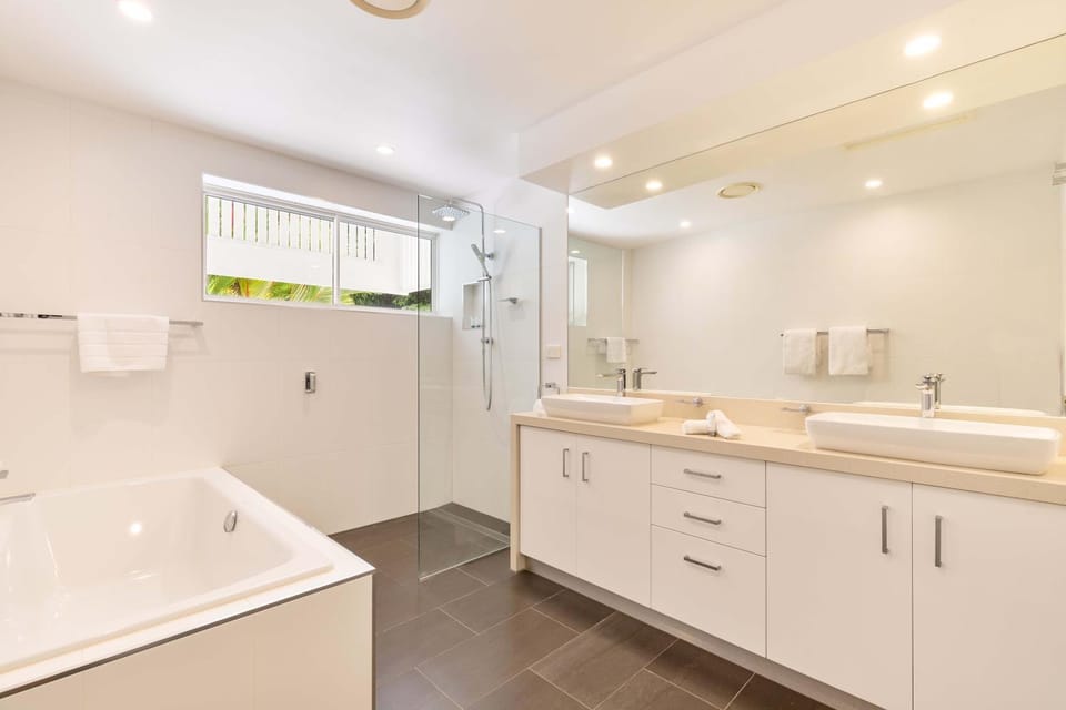 Mirage Resort Villa 122 with access to Sheraton Facilities Villa in Port Douglas