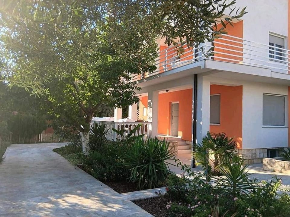 Location, children, Family