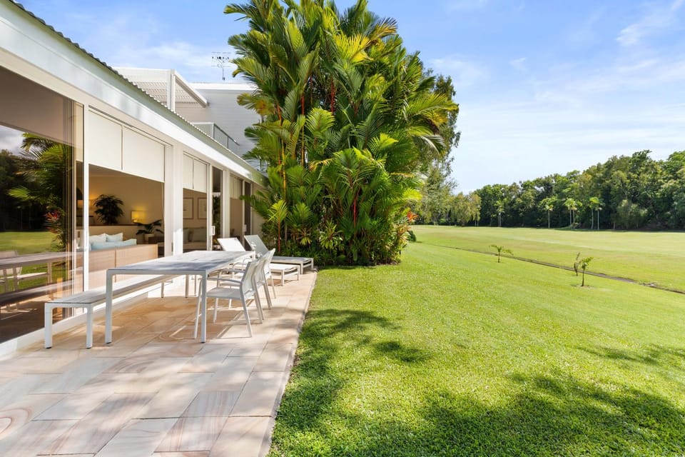Mirage Resort Villa 128 with access to Sheraton Facilities Villa in Port Douglas