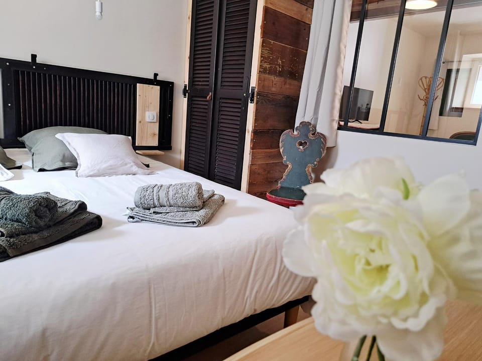 Bed, Bedroom, towels