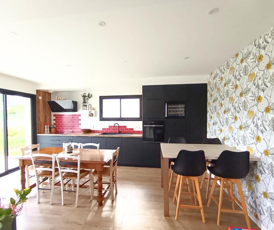 TV and multimedia, Kitchen or kitchenette, Living room, Seating area, Dining area, oven, stove