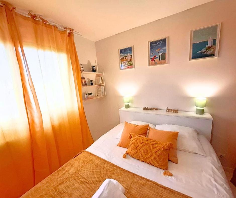 Bed, Photo of the whole room, Bedroom, towels