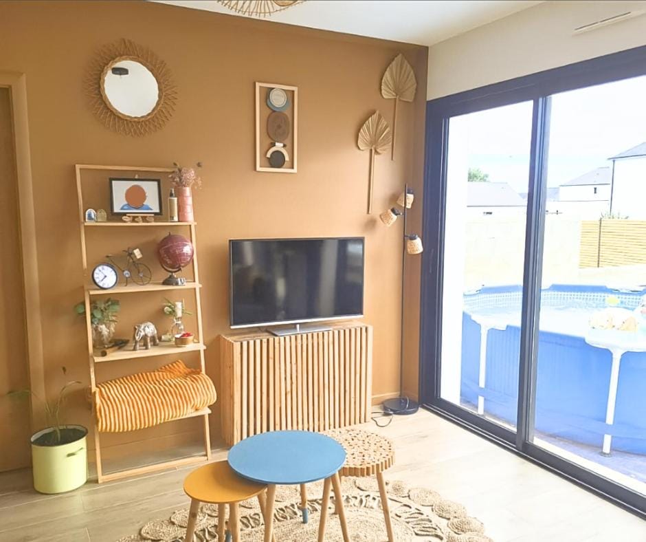 Communal lounge/ TV room, TV and multimedia, Pool view, Swimming pool