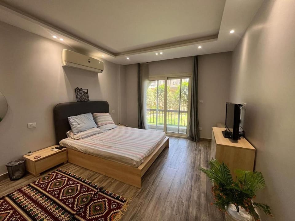 Bed, TV and multimedia, Photo of the whole room, Bedroom