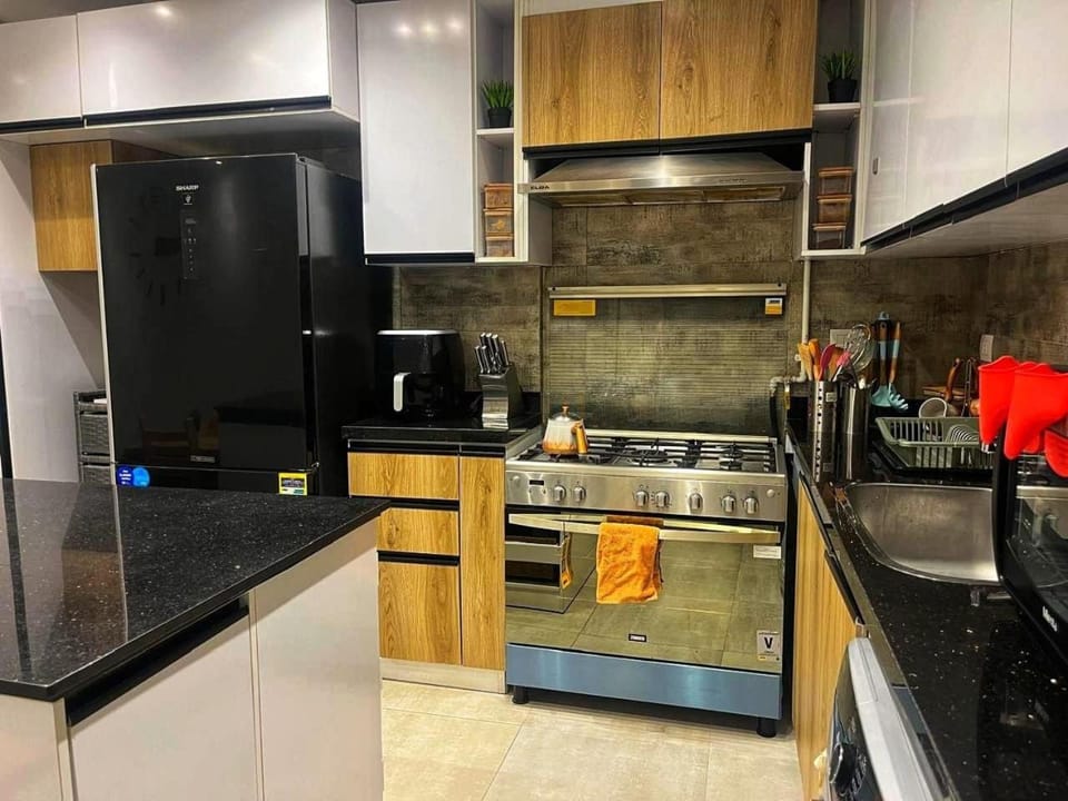 Kitchen or kitchenette, minibar, oven, stove