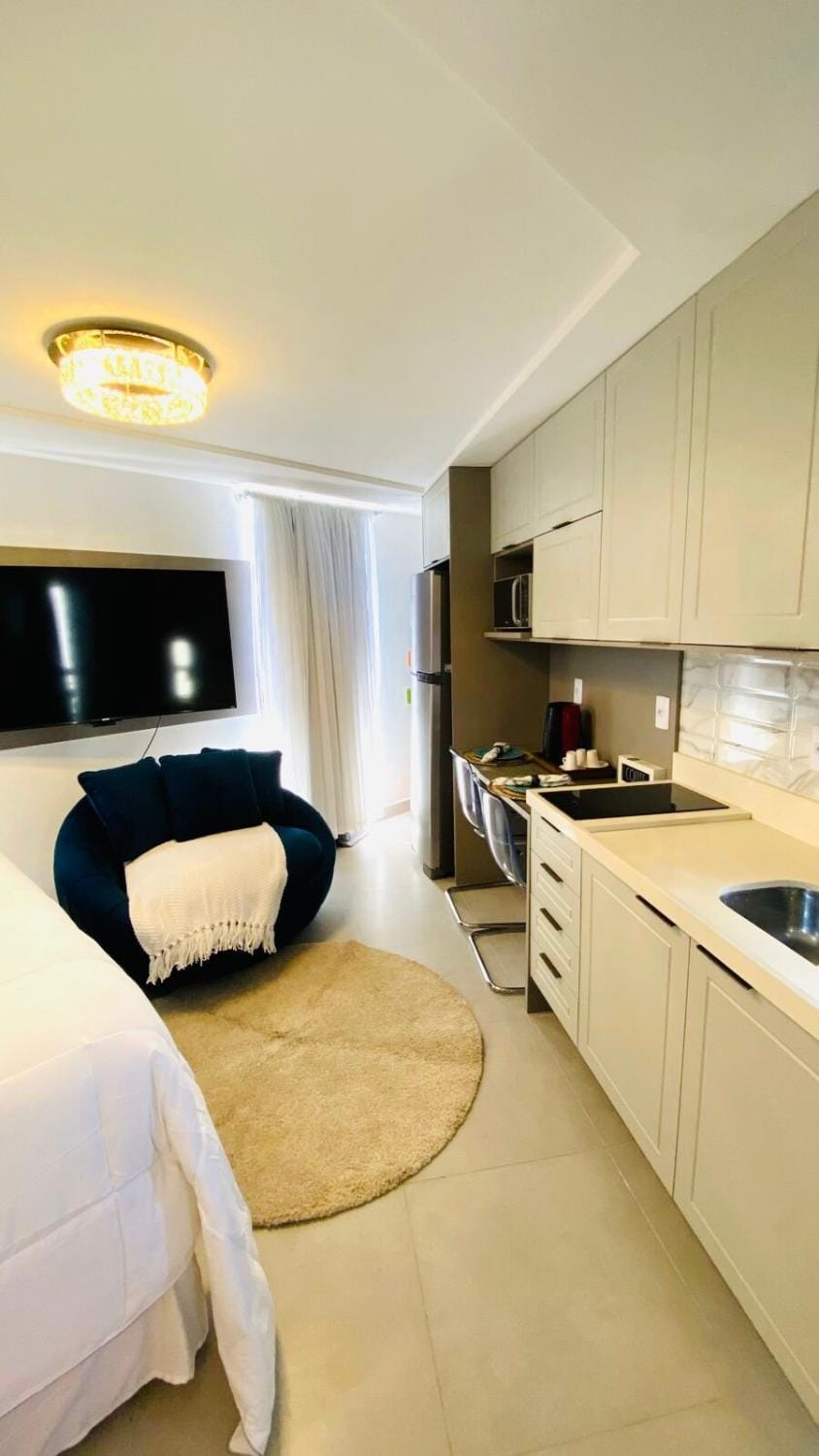 Bed, Kitchen or kitchenette, Living room, Photo of the whole room, Seating area, Bedroom, minibar, stove