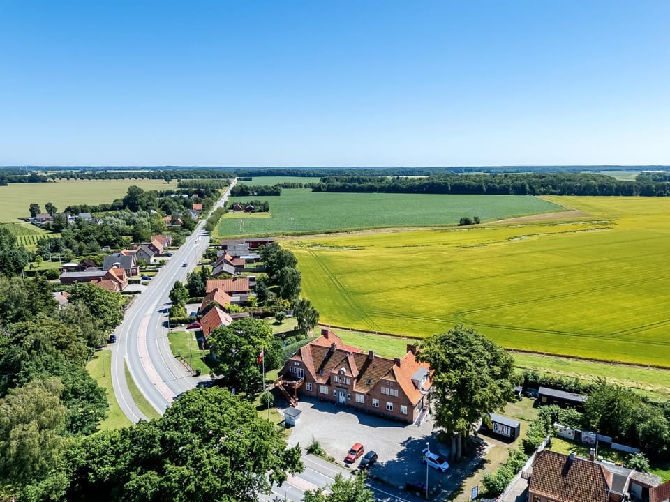 Property building, Spring, Day, Neighbourhood, Natural landscape, Bird's eye view, City view, Street view, Location