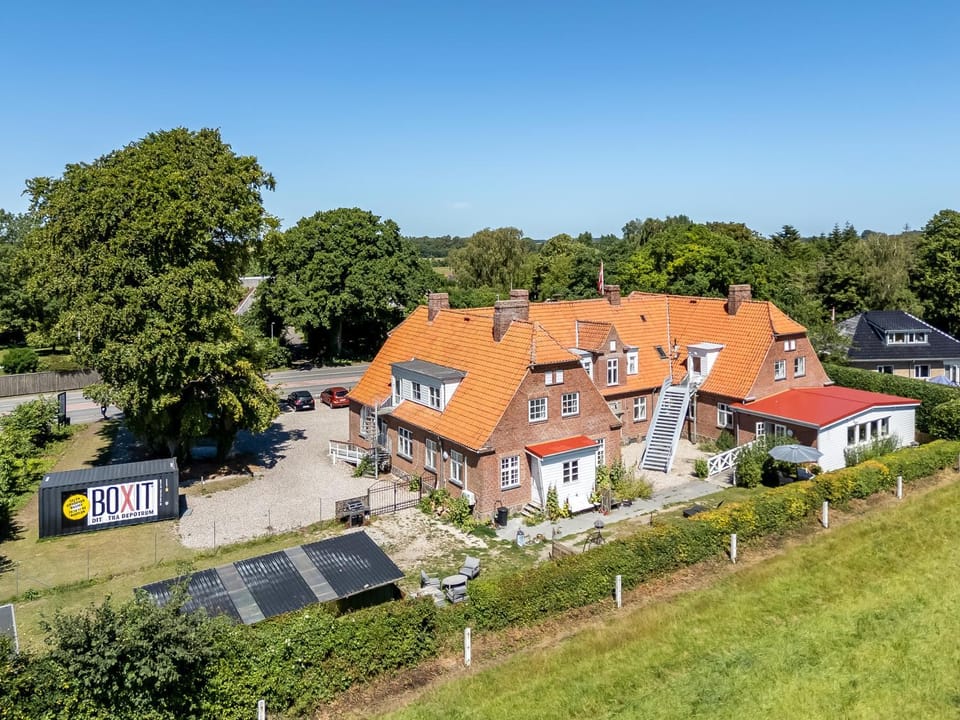 Property building, Spring, Day, Natural landscape, Bird's eye view, Pets, Street view, Location, Parking, pet friendly
