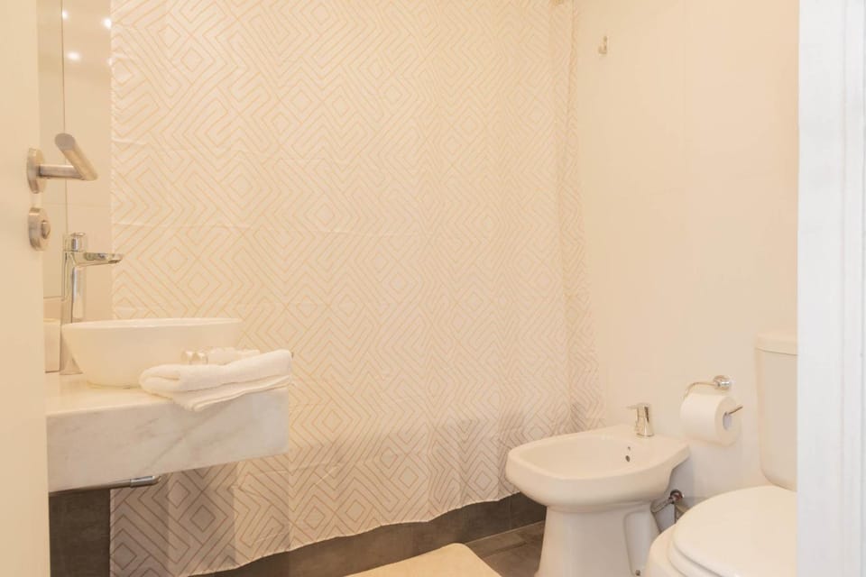 Shower, Toilet, Bathroom, bidet, towels