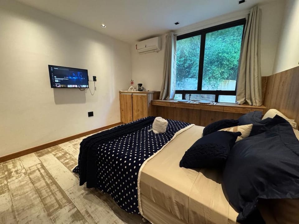 TV and multimedia, Photo of the whole room, Bedroom, air conditioner