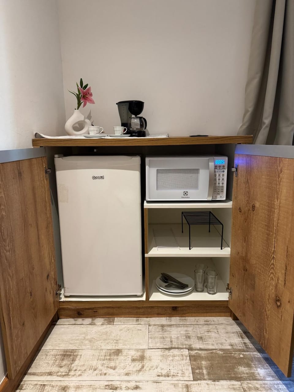 microwave, minibar