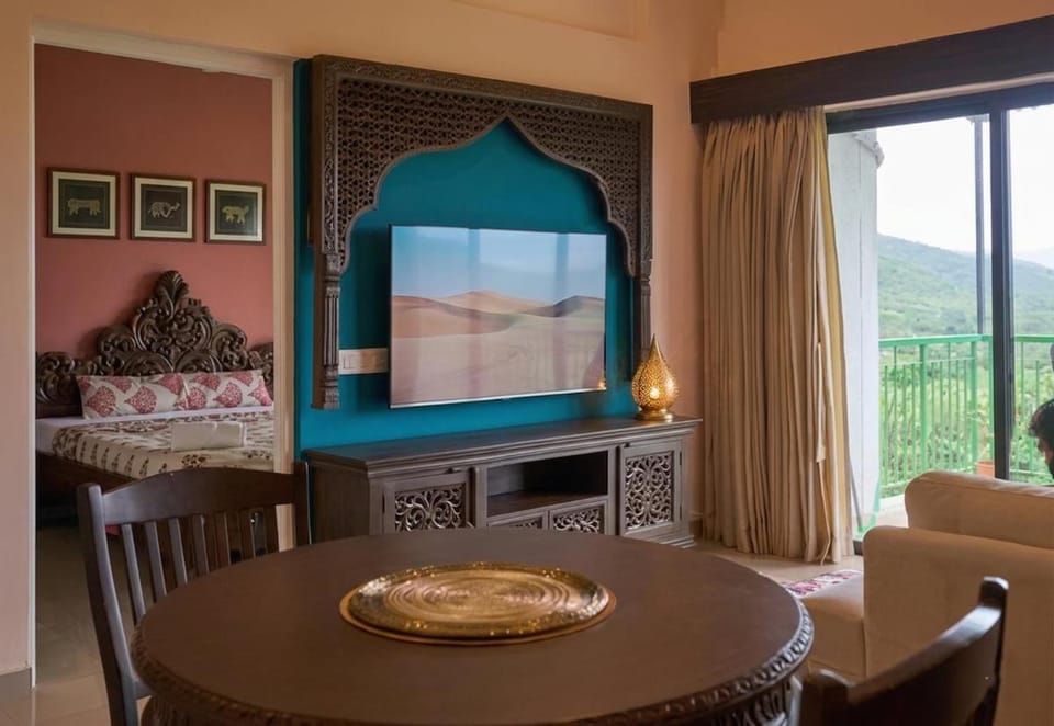 TV and multimedia, Living room, Seating area, Dining area, Mountain view