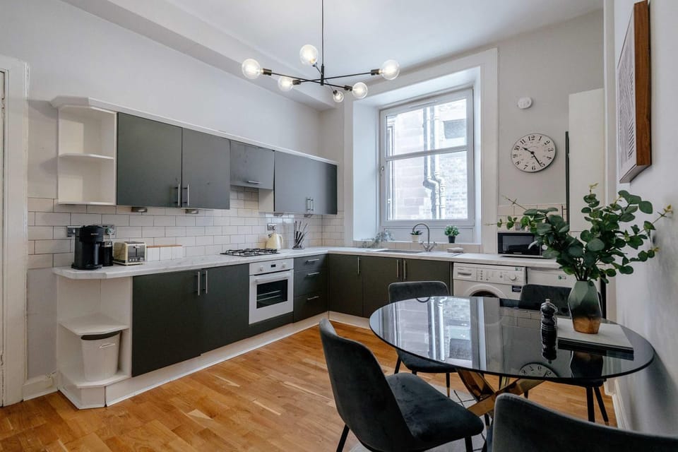 Elegant 2BR Apartment on Leven St Apartment in Edinburgh