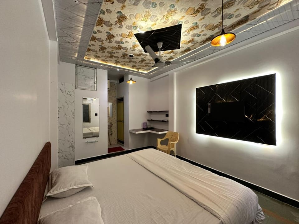 Bed, TV and multimedia, Photo of the whole room, Bedroom