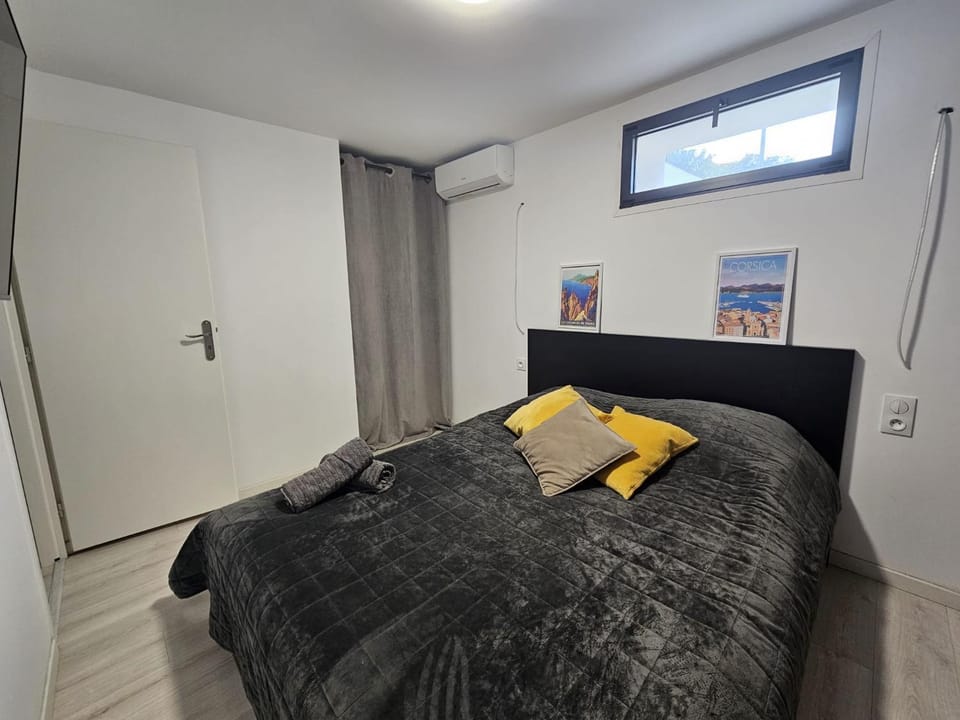 Photo of the whole room, Bedroom