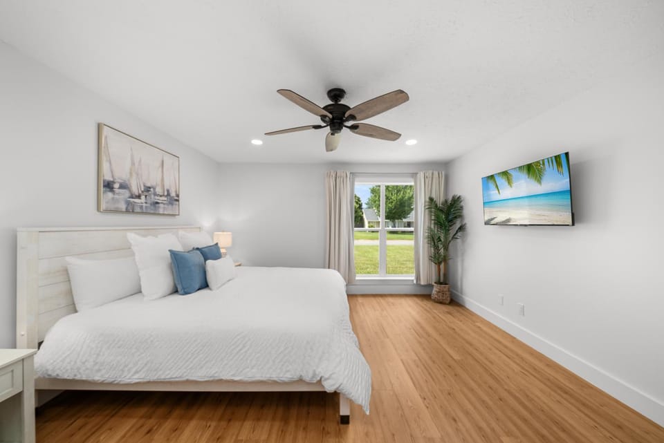 Bed, TV and multimedia, Photo of the whole room, Bedroom