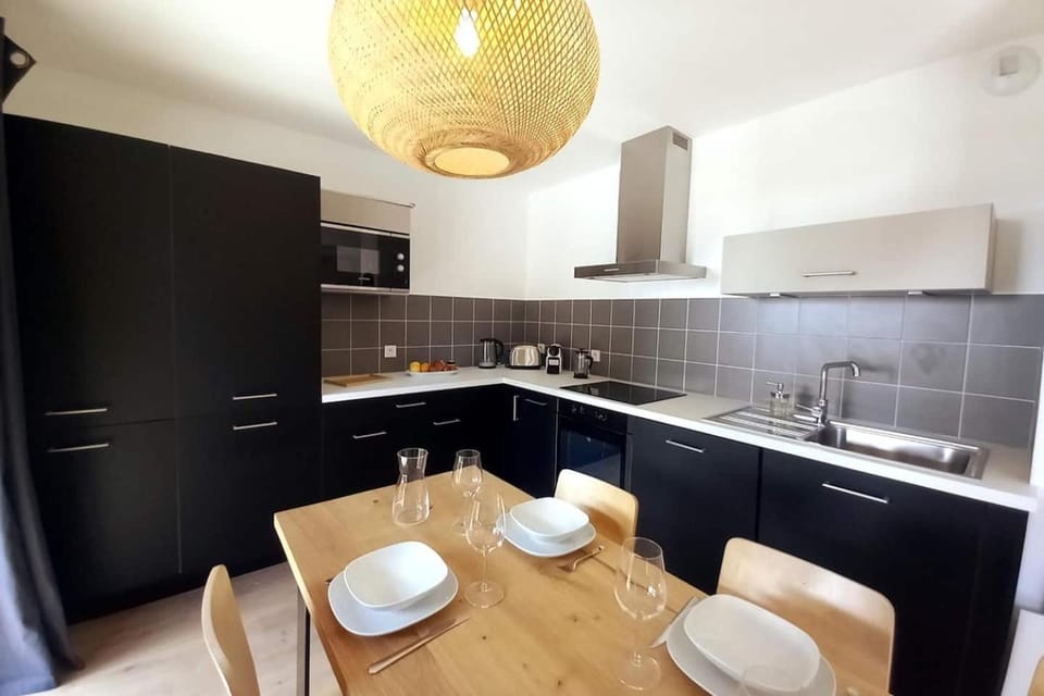 Kitchen or kitchenette, Dining area