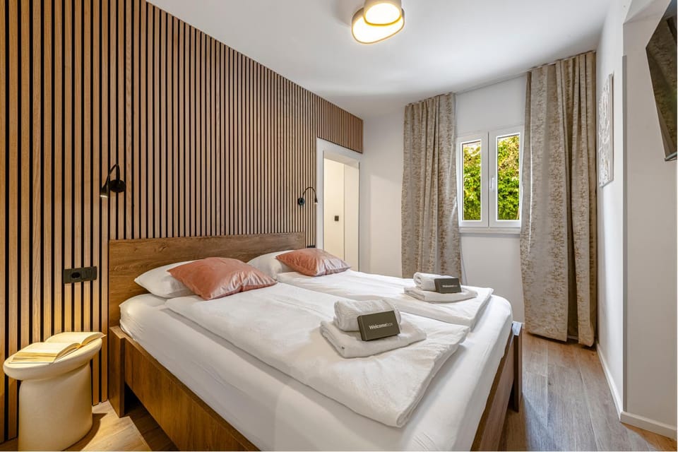 Bed, Bedroom, towels