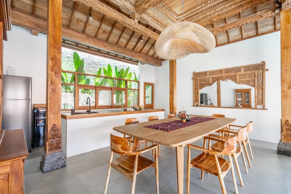 Kitchen or kitchenette, Seating area, Dining area