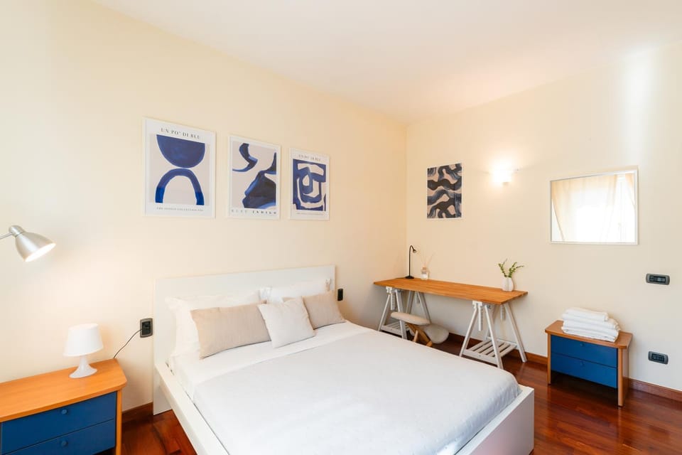 Bed, Photo of the whole room, Seating area, Bedroom, towels