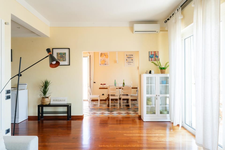 TV and multimedia, Living room, Seating area, Dining area, air conditioner