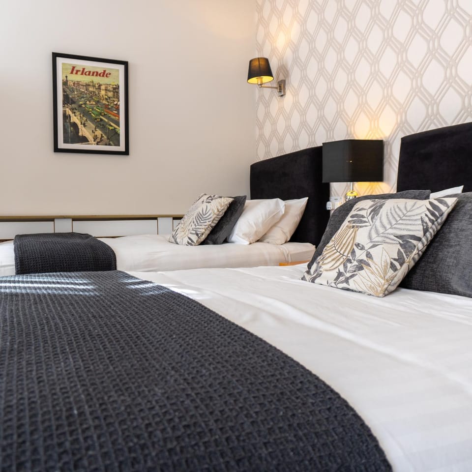 Bed, TV and multimedia, Living room, Photo of the whole room, Seating area, Bedroom, Street view, internet, wardrobe
