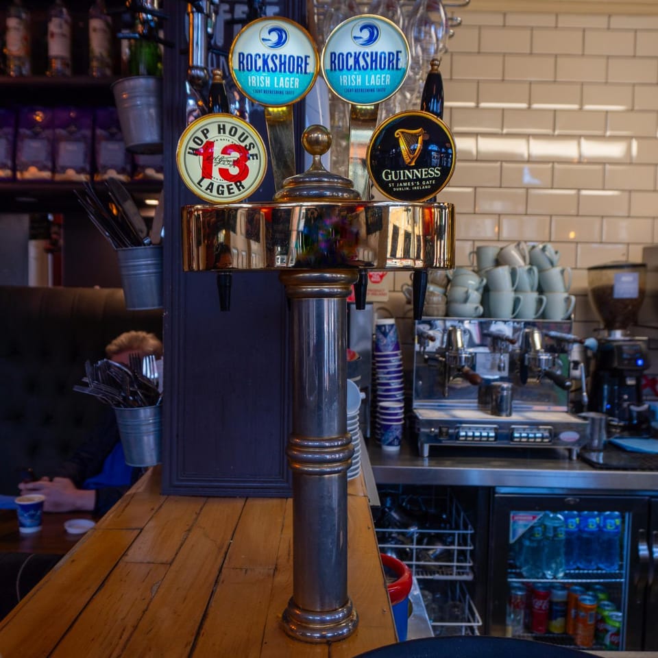 Communal lounge/ TV room, Lounge or bar, Food and drinks, Drinks, Alcoholic drinks, Non alcoholic drinks