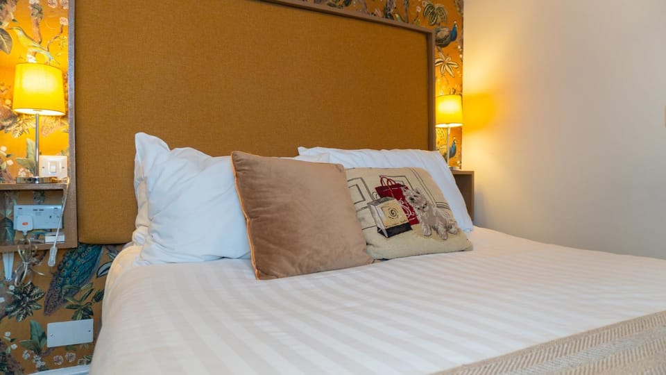 Bed, TV and multimedia, Photo of the whole room, Seating area, Bedroom, Street view, internet, wardrobe