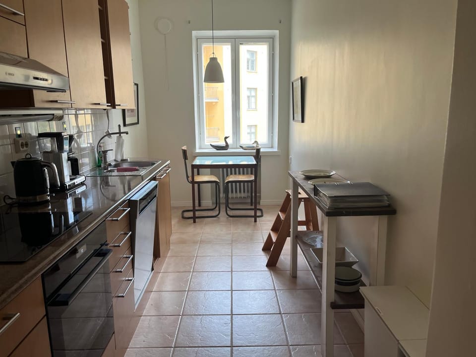 Valoisa ja tilava kaupunkikoti 73 neliötä Apartment in Helsinki