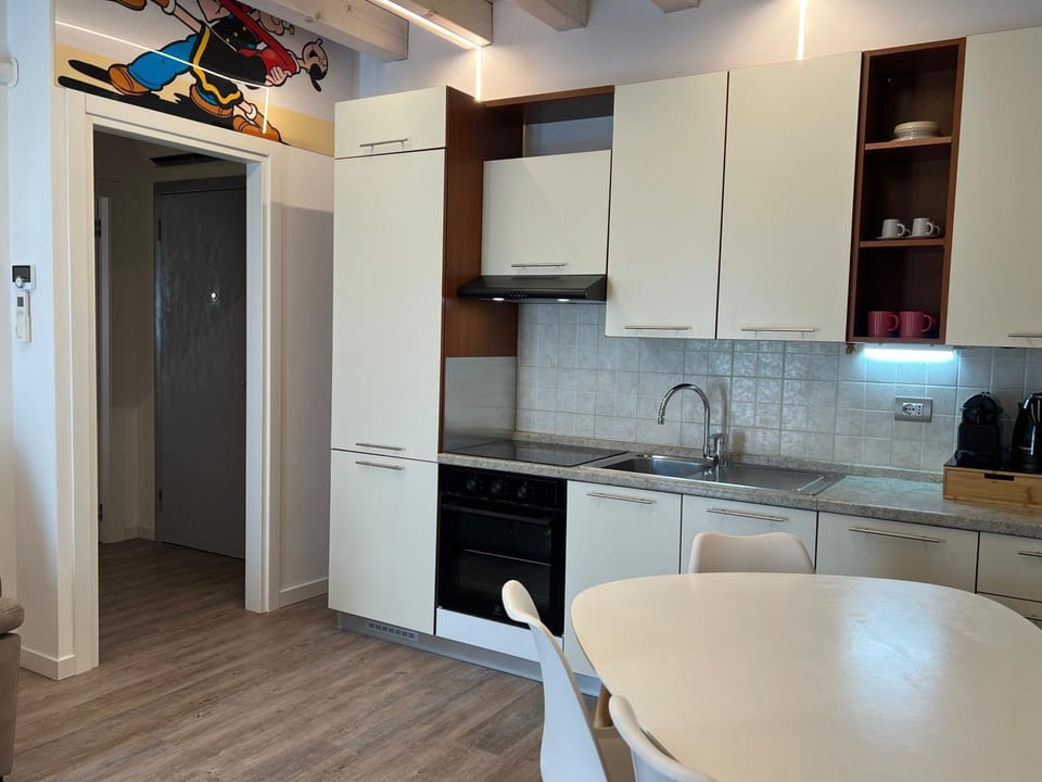 Kitchen or kitchenette, Dining area, oven, stove