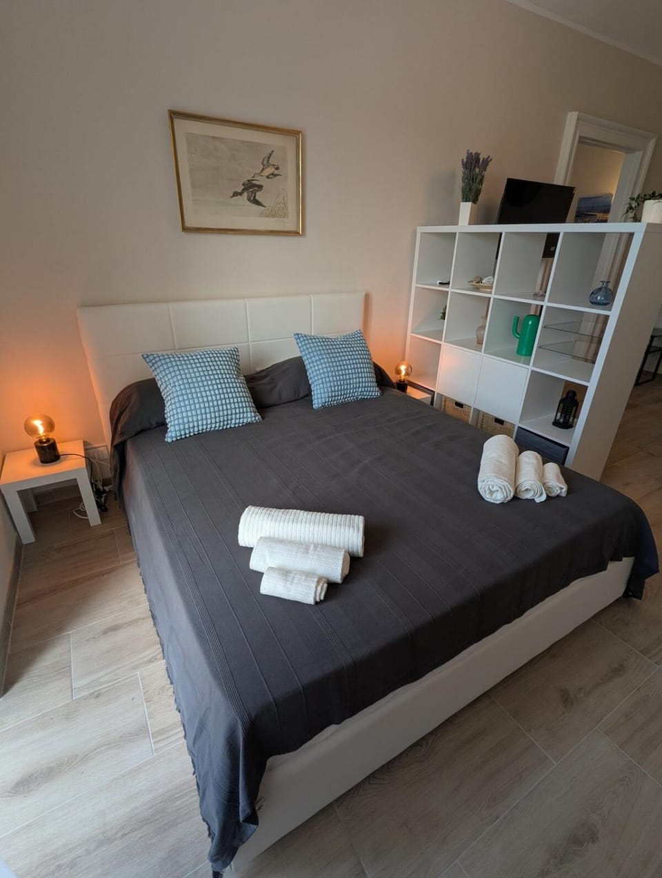 Bed, towels