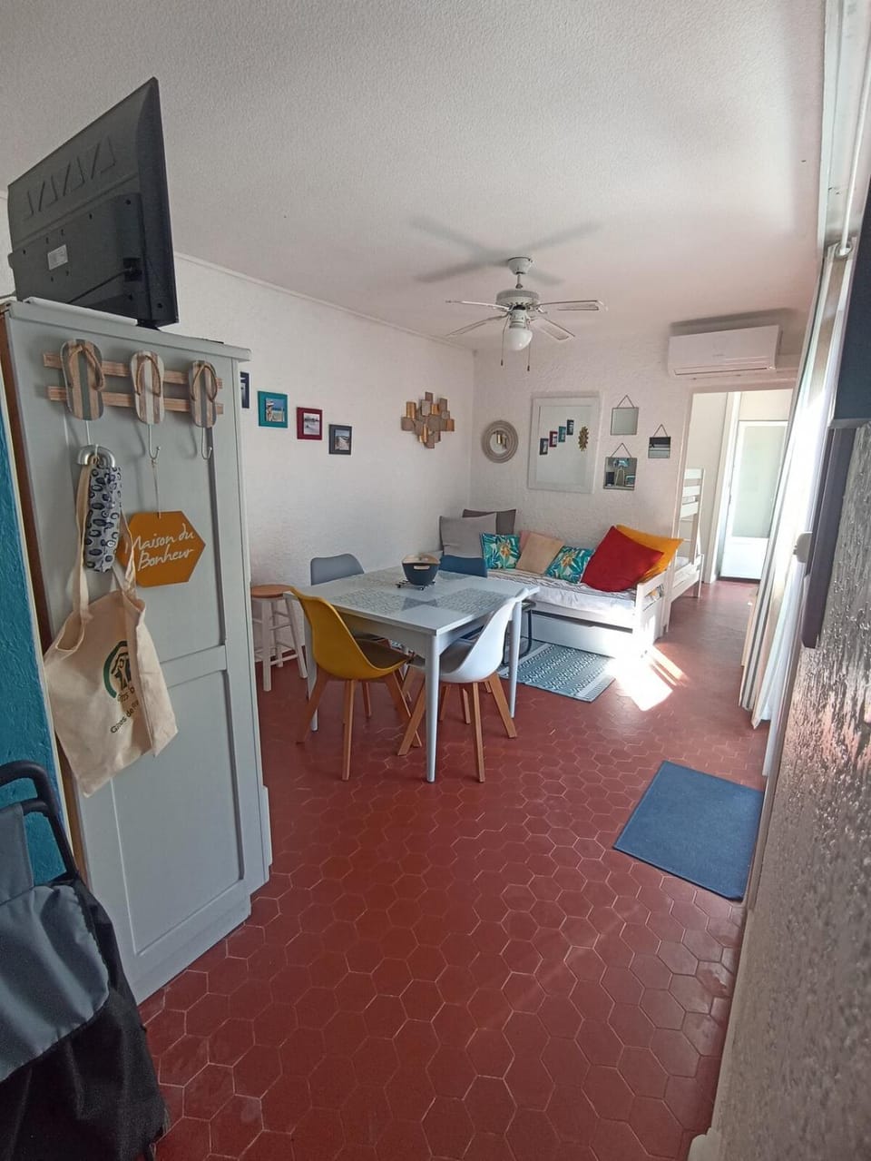 TV and multimedia, Living room, Seating area, Dining area, air conditioner