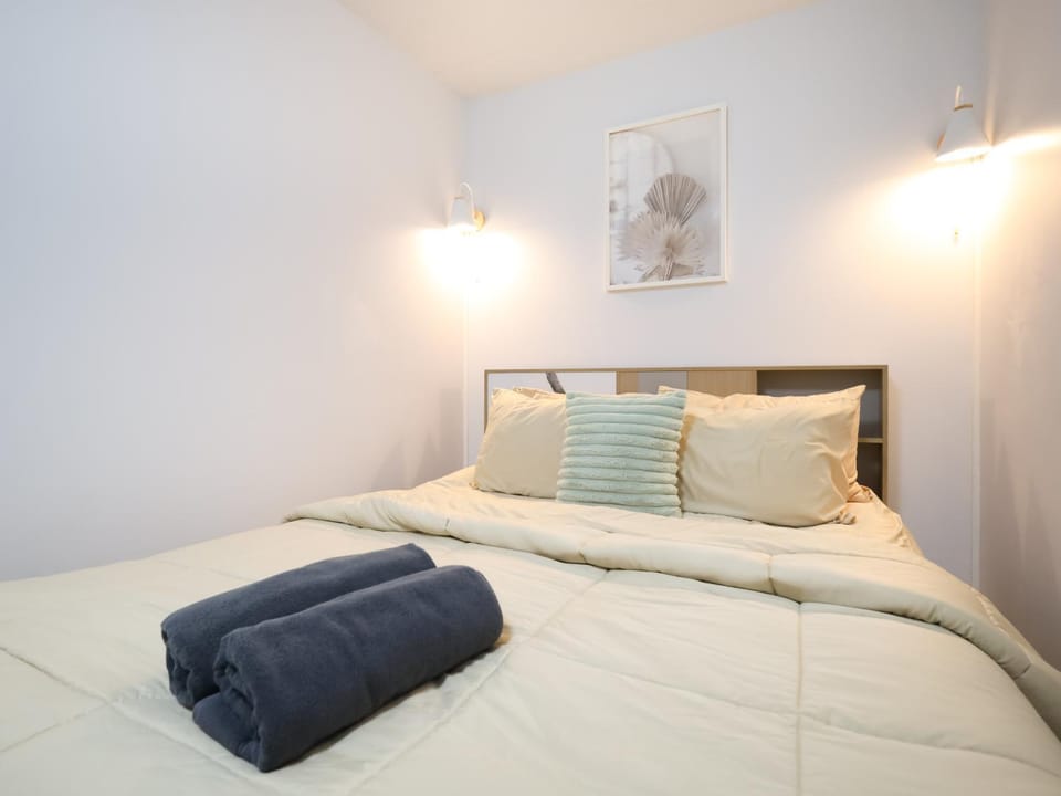 Bed, Photo of the whole room, Bedroom, towels