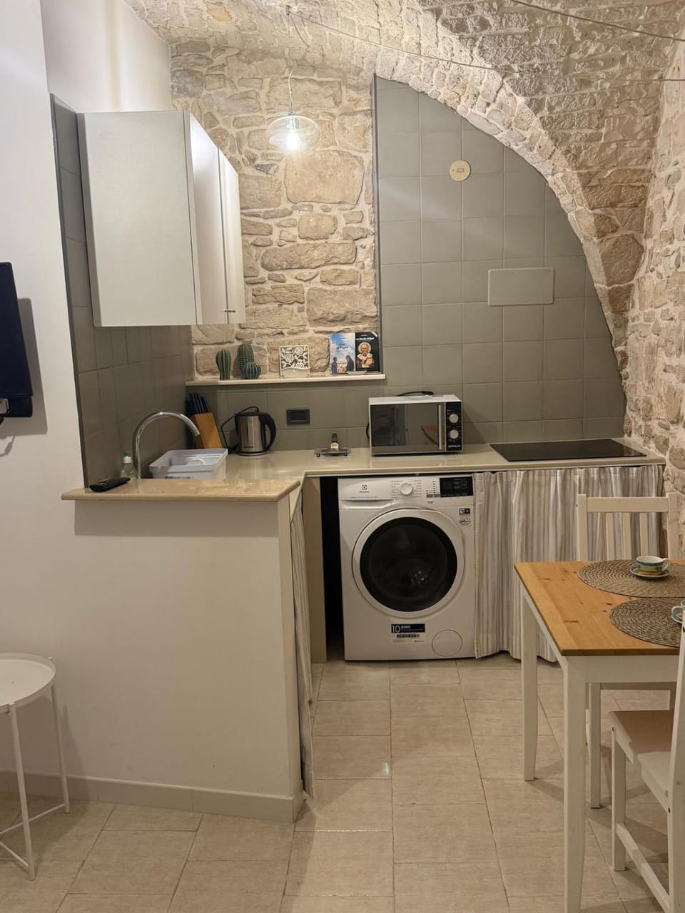 Coffee/tea facilities, Kitchen or kitchenette, Dining area, dishwasher, stove, toaster, dryer