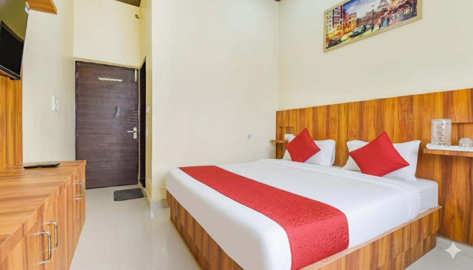 Bed, TV and multimedia, Kitchen or kitchenette, Photo of the whole room, Bedroom, wardrobe