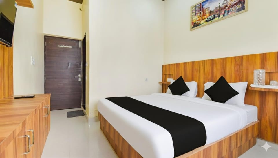 Bed, TV and multimedia, Kitchen or kitchenette, Photo of the whole room, Bedroom, wardrobe
