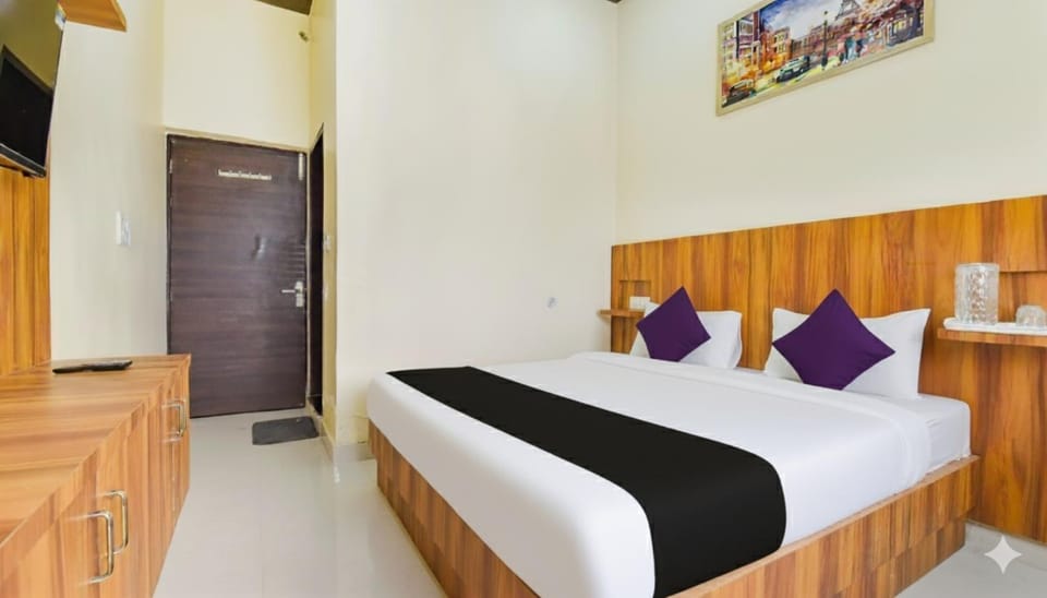 Bed, TV and multimedia, Kitchen or kitchenette, Photo of the whole room, Bedroom, wardrobe