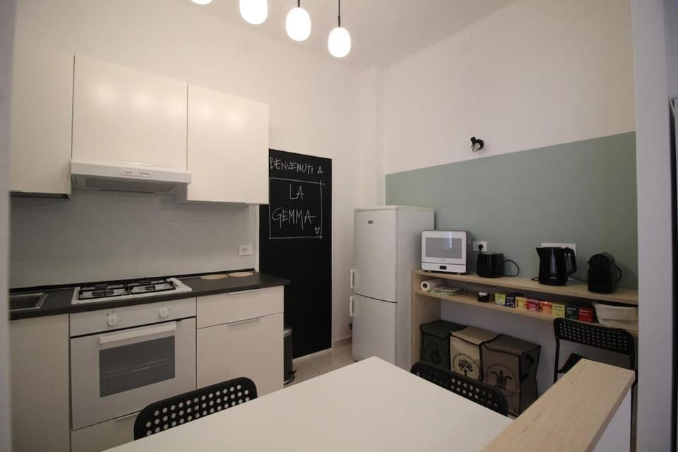 Coffee/tea facilities, Kitchen or kitchenette, dishwasher, microwave, oven, stove, toaster
