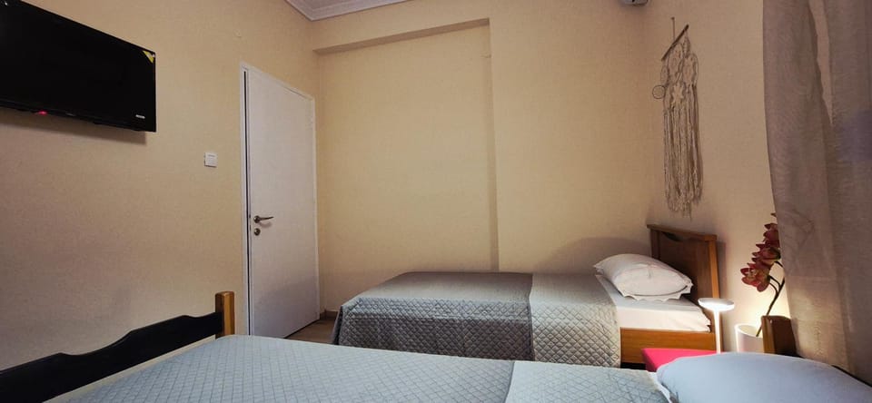 Bed, TV and multimedia, Photo of the whole room, Bedroom