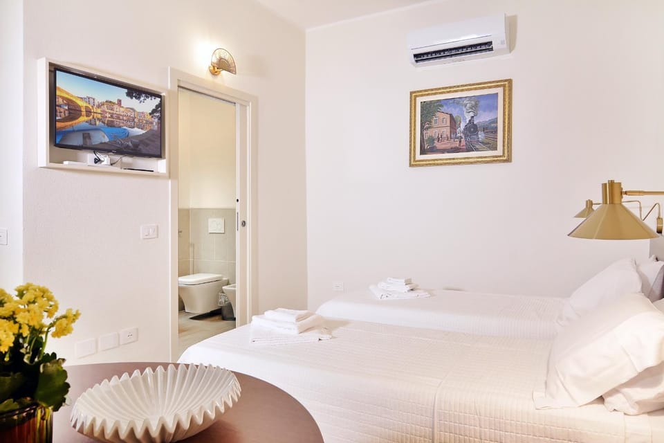 TV and multimedia, Photo of the whole room, Bedroom, towels, air conditioner