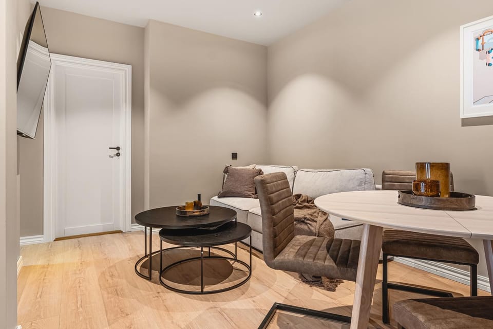 TV and multimedia, Living room, Photo of the whole room, Decorative detail, Decorative detail, Seating area, Dining area