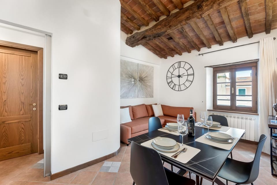 GOLDEN LUXE - Luxury Penthouse Duomo View Pietrasanta Apartment in Pietrasanta